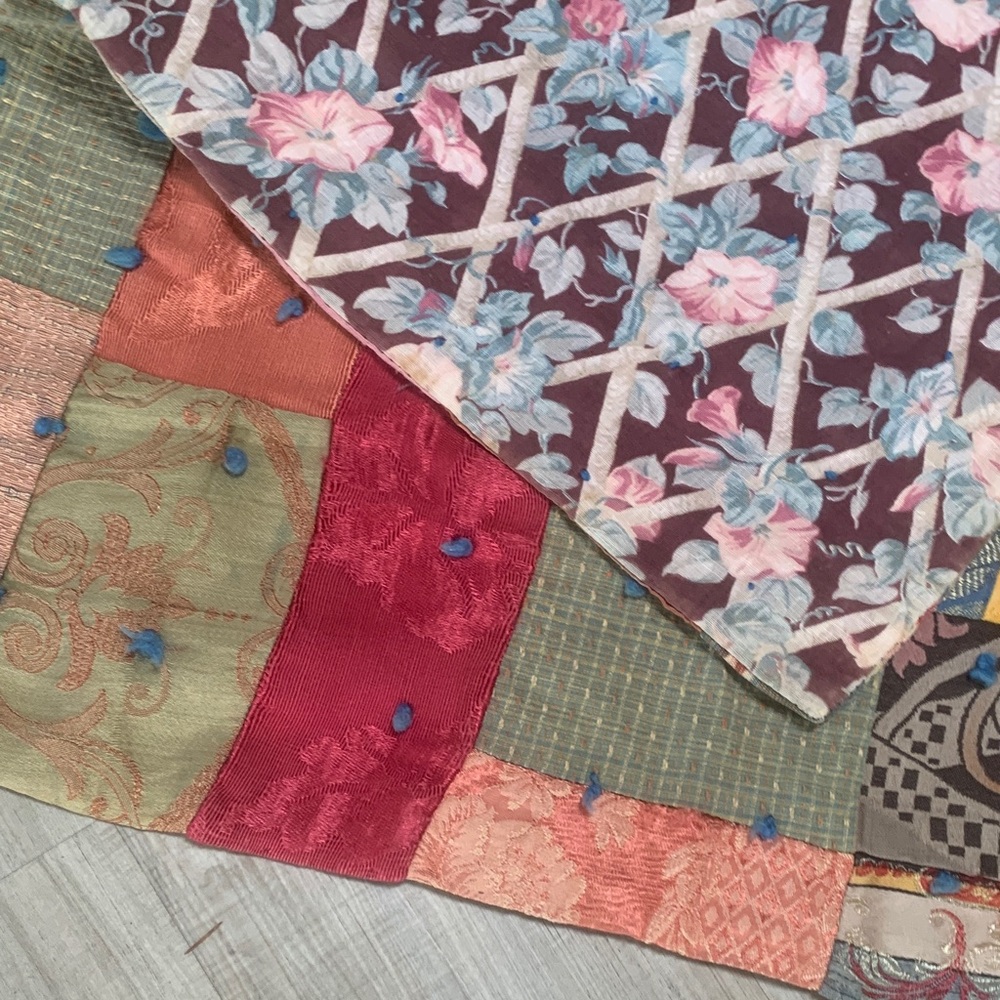 Handcrafted Patchwork Quilt with Multicolor Design - Picture 4 of 7